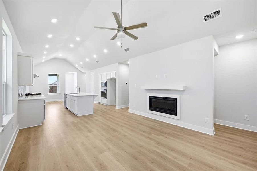 Spacious, unfurnished interior of a new home in Heritage Ranch, Sherman (Image 17).