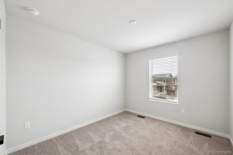 Spacious, unfurnished interior of a new home in Coyote Creek, Fort Lupton (Image 20).