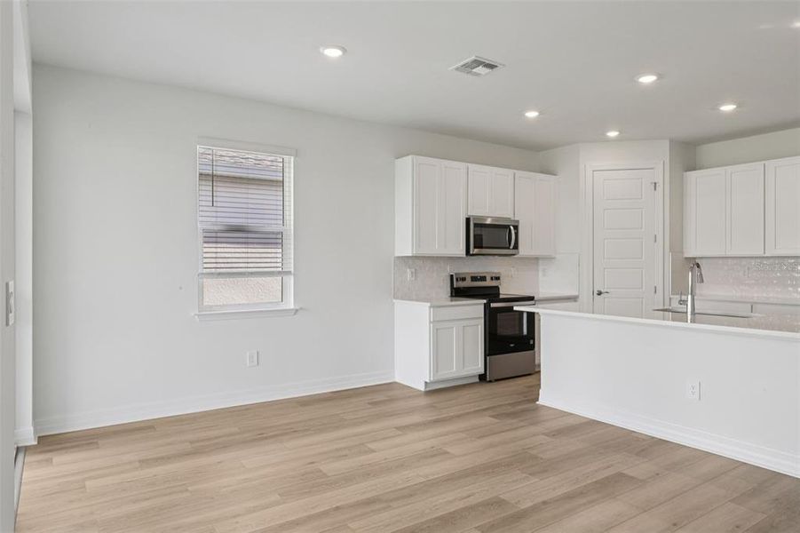 Spacious, unfurnished interior of a new home in , Punta Gorda (Image 39).