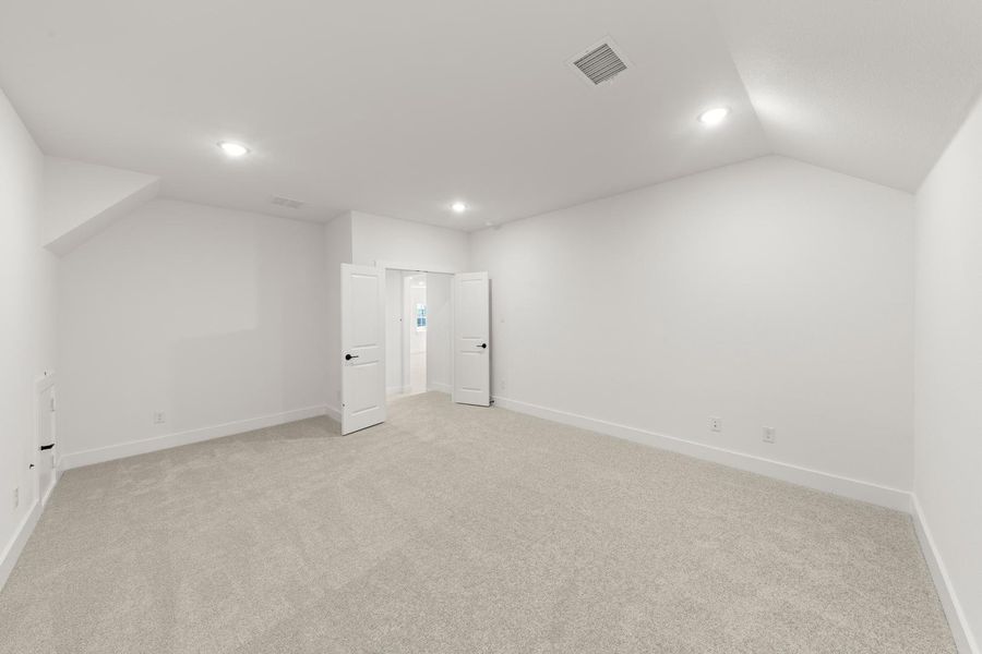 Spacious, unfurnished interior of a new home in Somerset Park, Rockwall (Image 22).