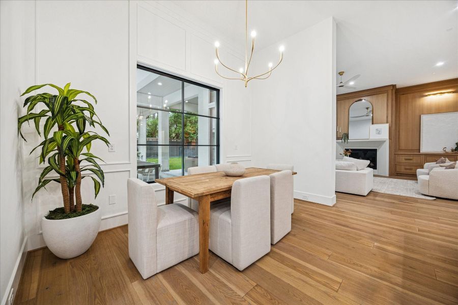 Open sightlines and large Pella Reserve windows shape a smooth connection between the living room, kitchen, and backyard, reinforcing indoor–outdoor living.