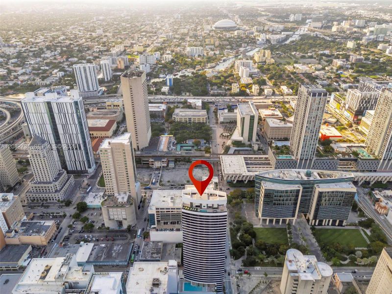 Condo located in Miami, FL showcasing its design and architecture (Image 24).