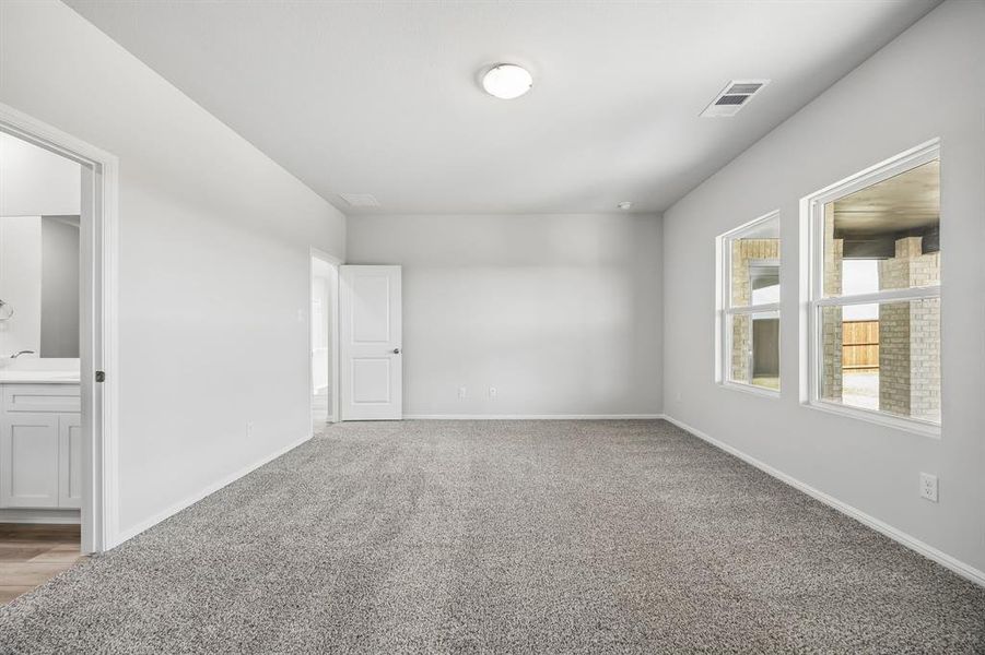 Spacious, unfurnished interior of a new home in Santorini, Seagoville (Image 11).