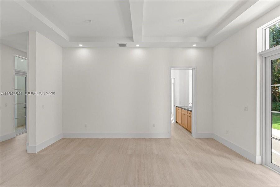Spacious, unfurnished interior of a new home in , Pinecrest (Image 21).