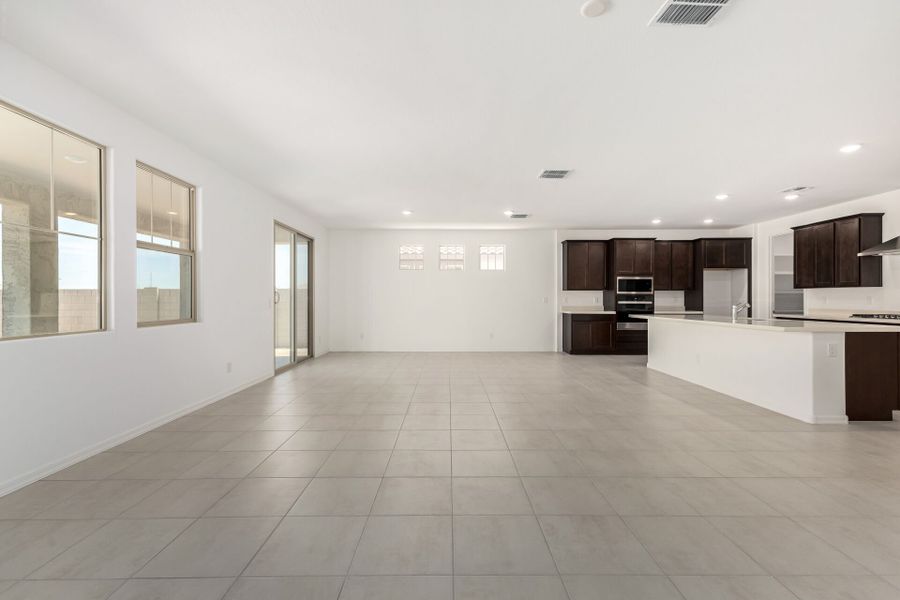Spacious, unfurnished interior of a new home in Las Ventanas, Goodyear (Image 7).