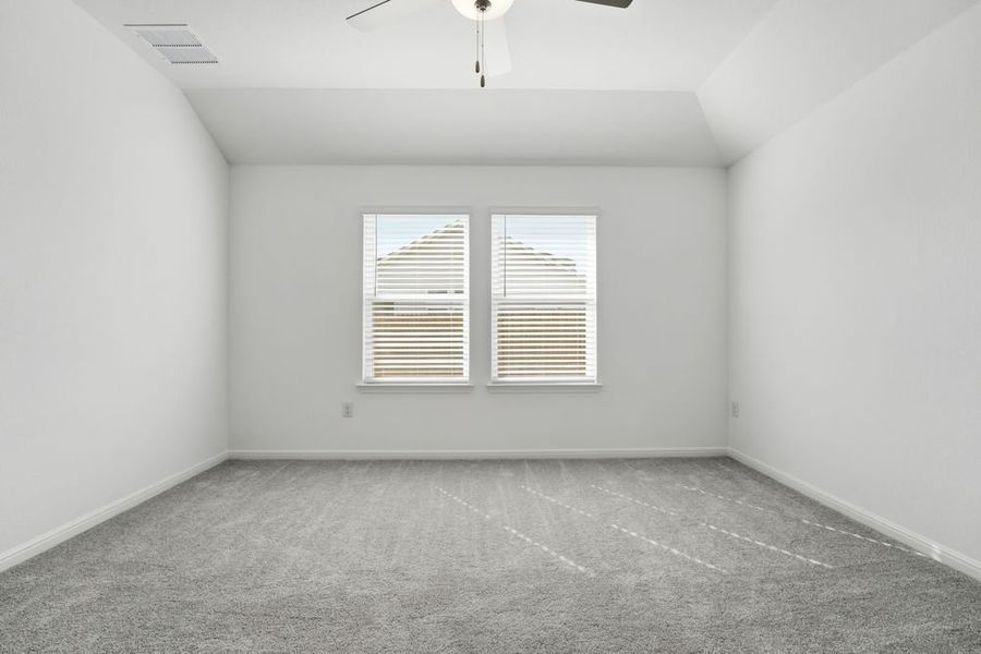 Spacious, unfurnished interior of a new home in Longview, Del Valle (Image 12).