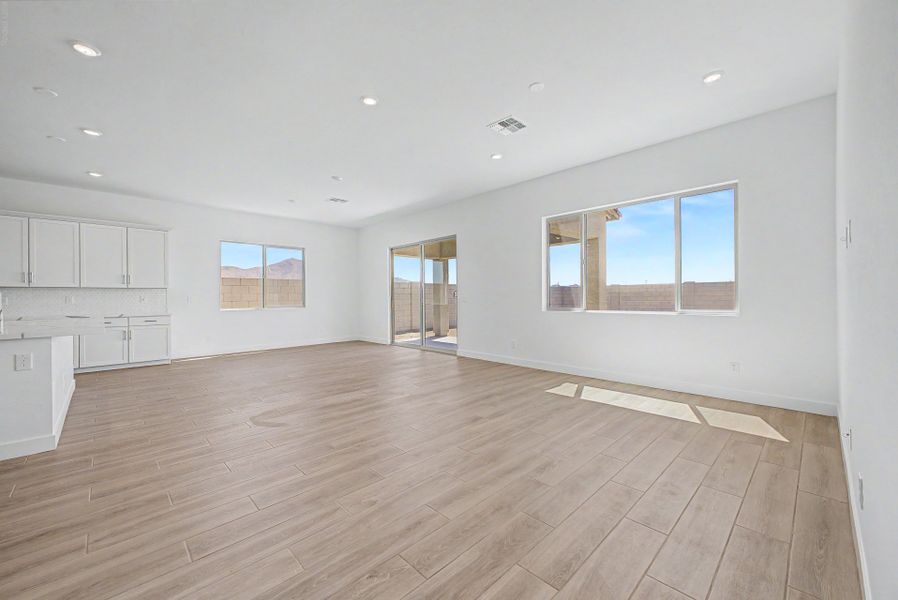Spacious, unfurnished interior of a new home in Frontera, Surprise (Image 10).