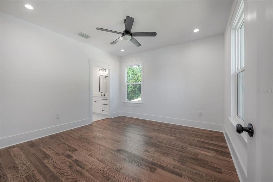 Spacious, unfurnished interior of a new home in , Tampa (Image 39).