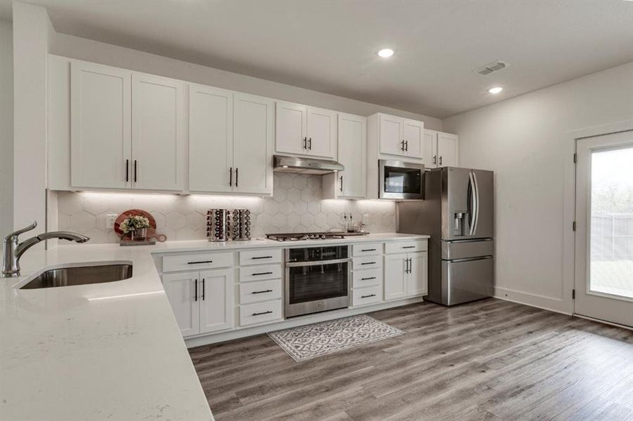 Furnished interior view inside a new home in Heritage Towne, Grand Prairie (Image 11).