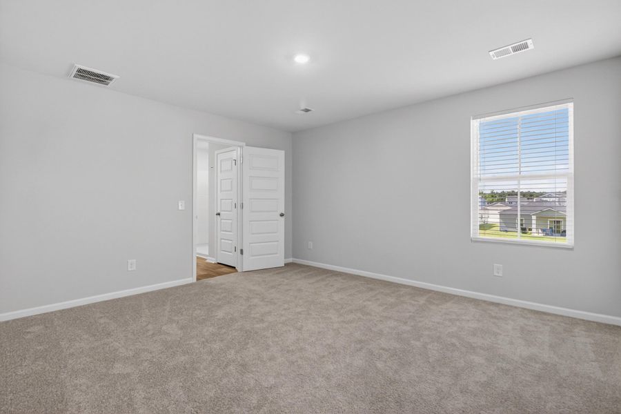 Spacious, unfurnished interior of a new home in Lindera Preserve at Cane Bay Plantation, Summerville (Image 10).