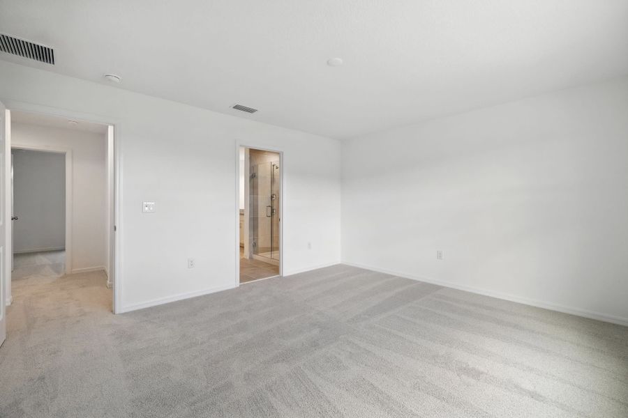 Spacious, unfurnished interior of a new home in Lake Lincoln, Eustis (Image 11).
