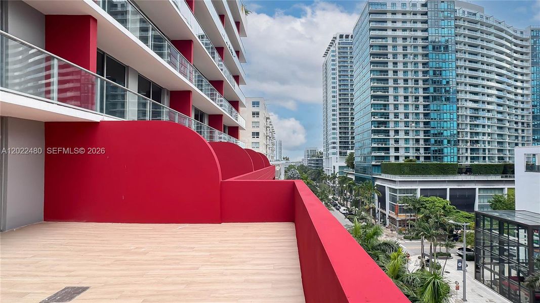 Condo located in Miami, FL showcasing its design and architecture (Image 3).