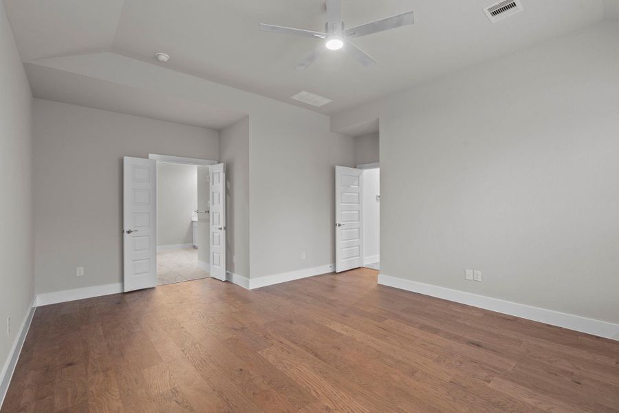 Spacious, unfurnished interior of a new home in Barton Creek Ranch, Conroe (Image 17).
