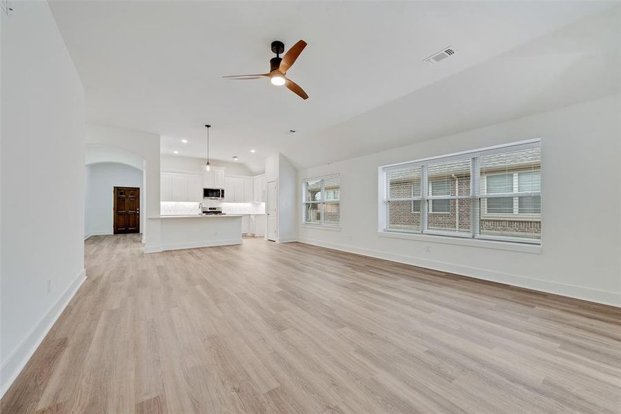 Spacious, unfurnished interior of a new home in , Sherman (Image 13).
