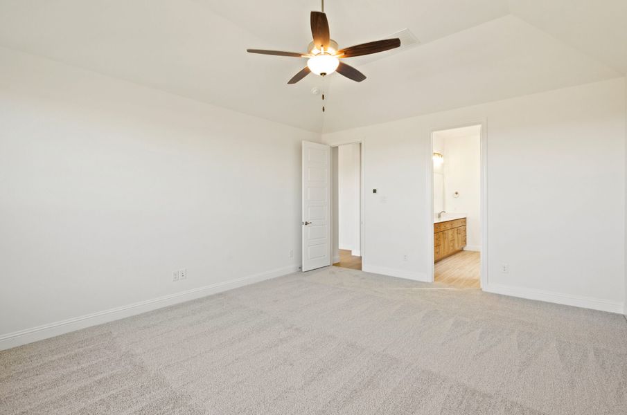 Spacious, unfurnished interior of a new home in Myrtle Creek, Waxahachie (Image 39).