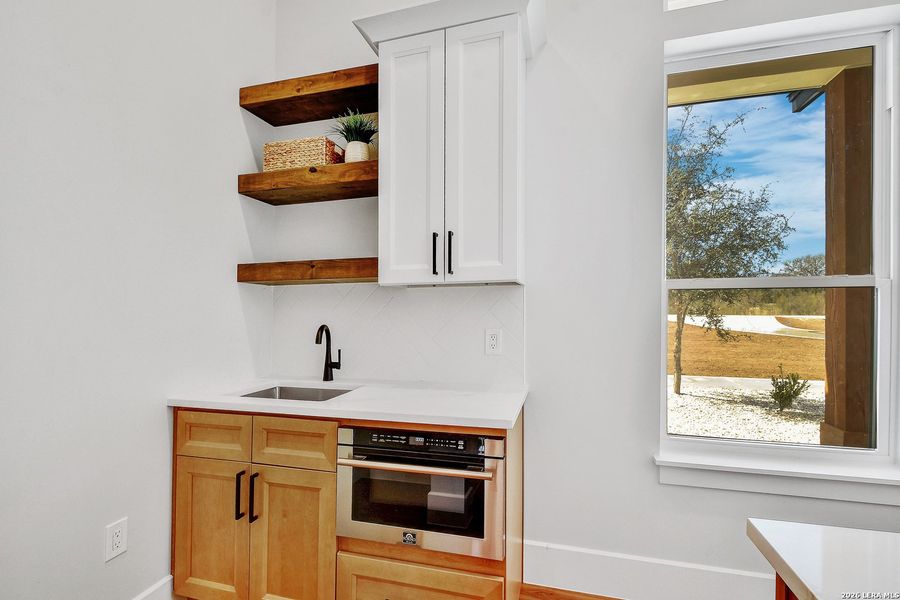 Furnished interior view inside a new home in , Bandera (Image 6).