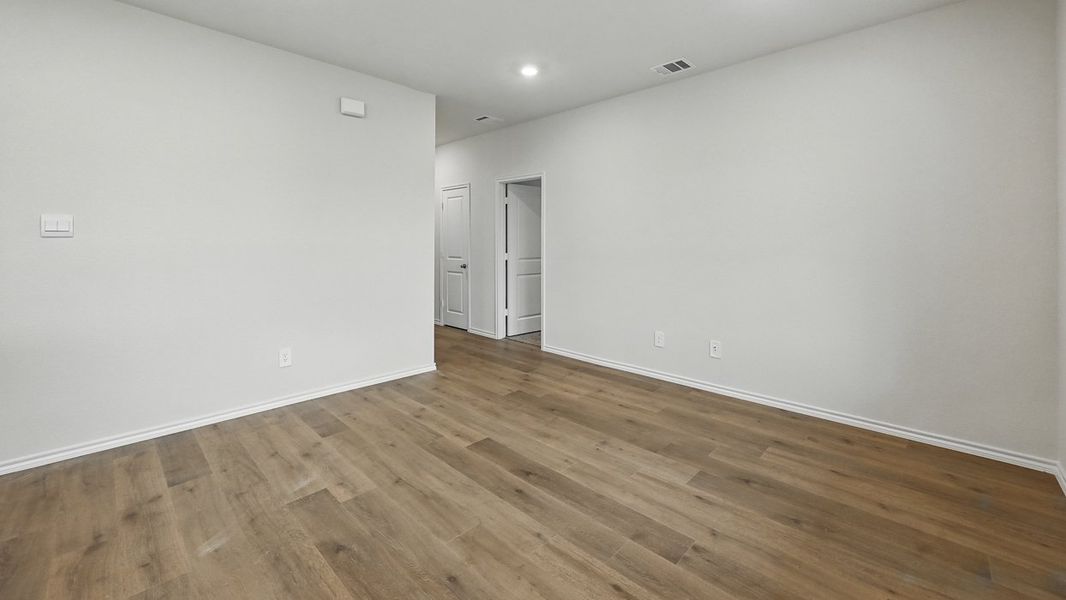 Spacious, unfurnished interior of a new home in Oak Valley Estates, Bullard (Image 27).