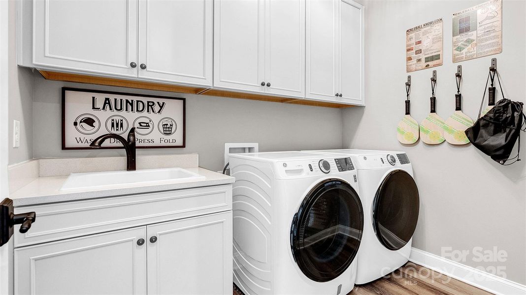 Model photo used for reference