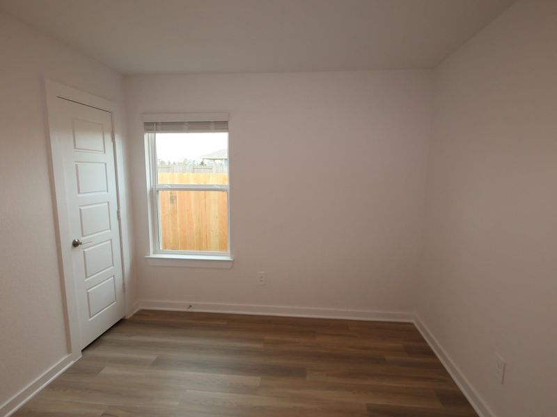 Spacious, unfurnished interior of a new home in Lone Star Landing, Montgomery (Image 27).