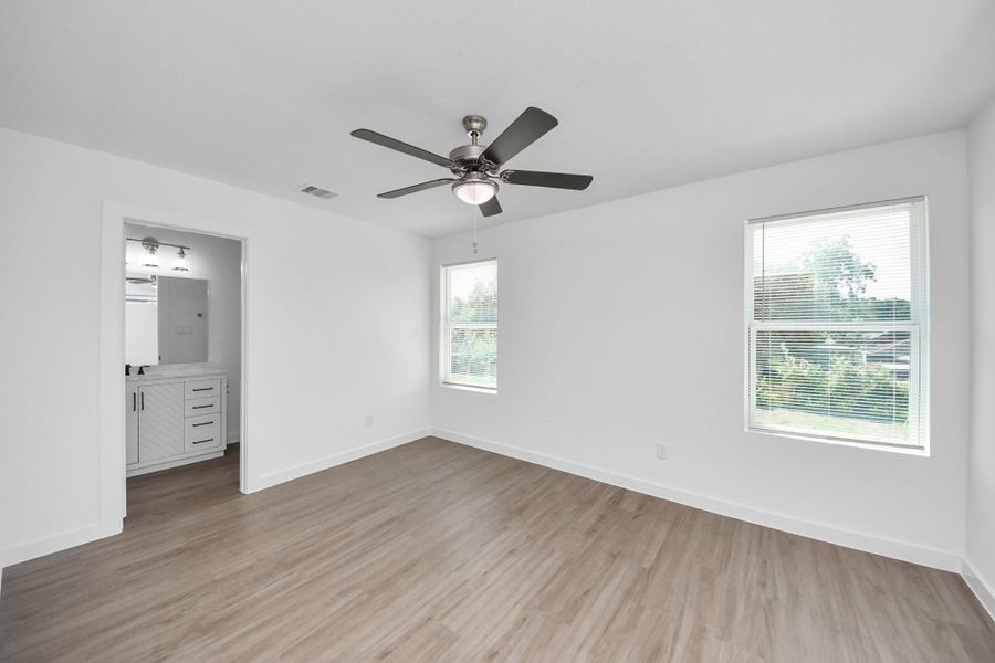 Spacious, unfurnished interior of a new home in , Houston (Image 7).