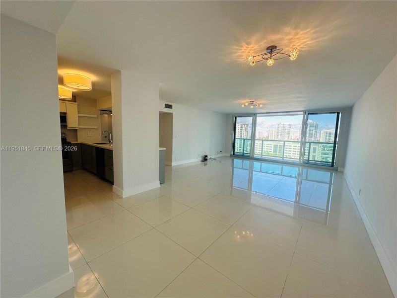 Spacious, unfurnished interior of a new home in , Sunny Isles Beach (Image 19).