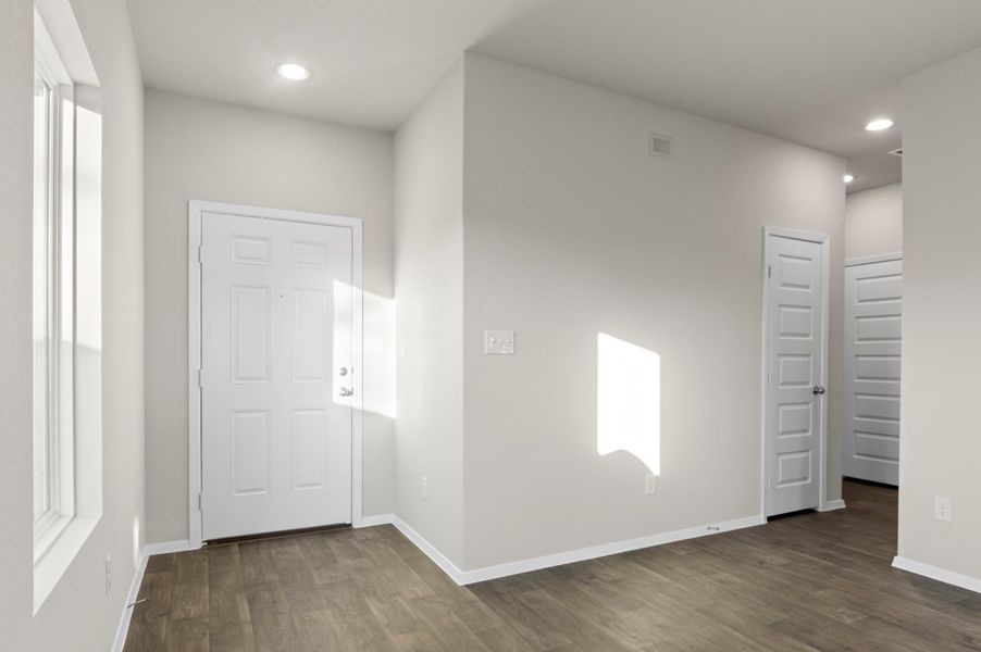 Spacious, unfurnished interior of a new home in Harvest Ridge, Elgin (Image 24).