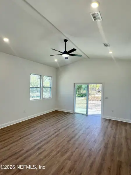 Spacious, unfurnished interior of a new home in , Jacksonville (Image 10).