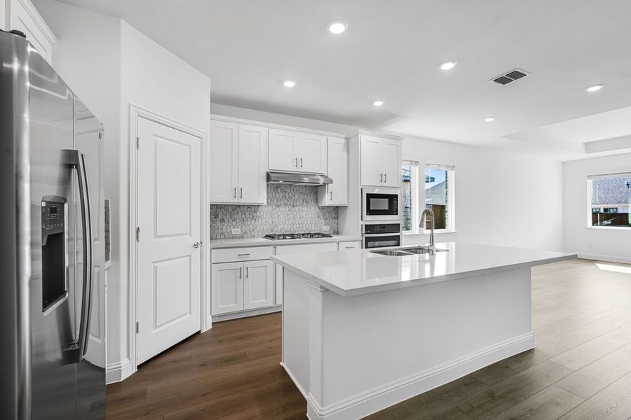 Furnished interior view inside a new home in Madero 50s, Fort Worth (Image 9).