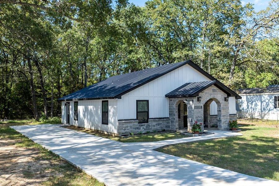 Modern farmhouse featuring a front yard