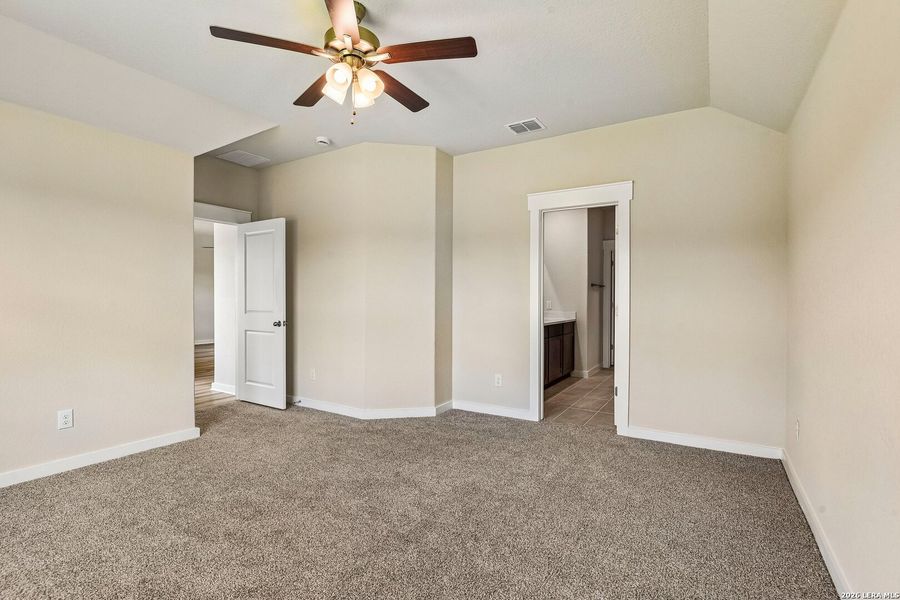Spacious, unfurnished interior of a new home in Cloud Country, New Braunfels (Image 17).
