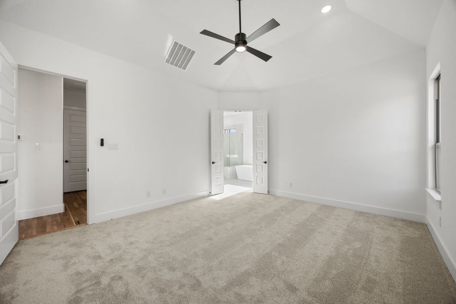 Spacious, unfurnished interior of a new home in Rolling Creek Ranch, Aledo (Image 27).