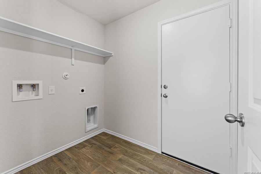 Spacious, unfurnished interior of a new home in Stonehill, San Antonio (Image 14).