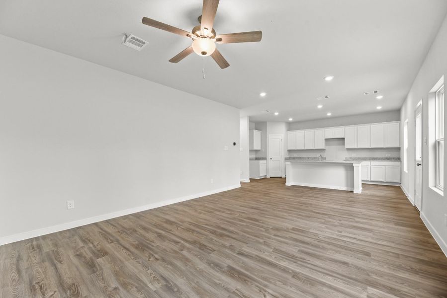 Spacious, unfurnished interior of a new home in Crockett Meadows, Cut and Shoot (Image 20).