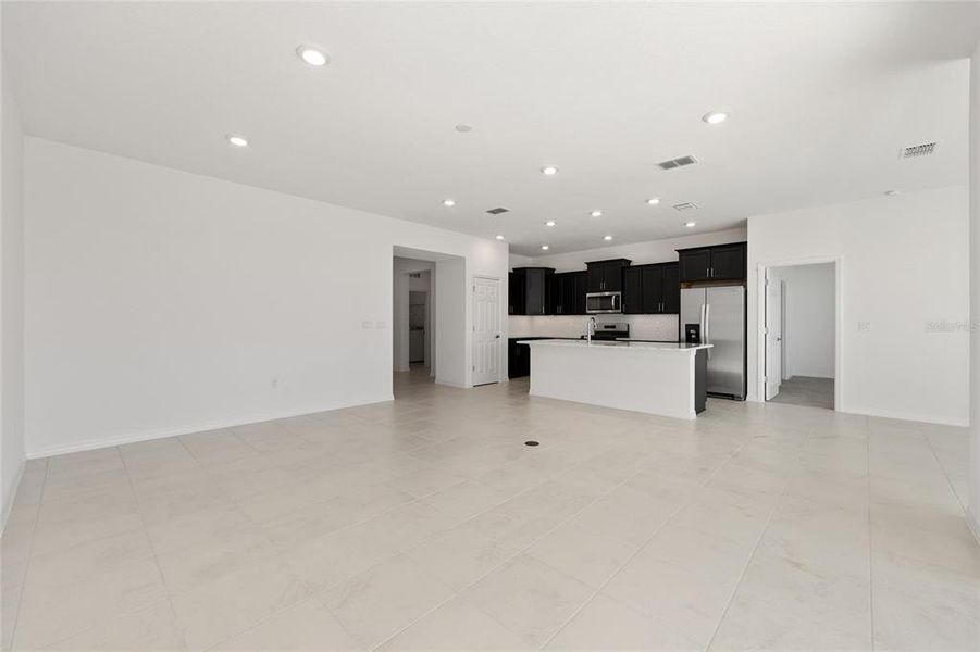 Spacious, unfurnished interior of a new home in Calesa Township, Ocala (Image 30).