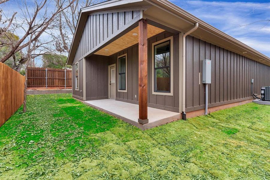 Exterior details and patio area of a home in , Granbury (Image 3).