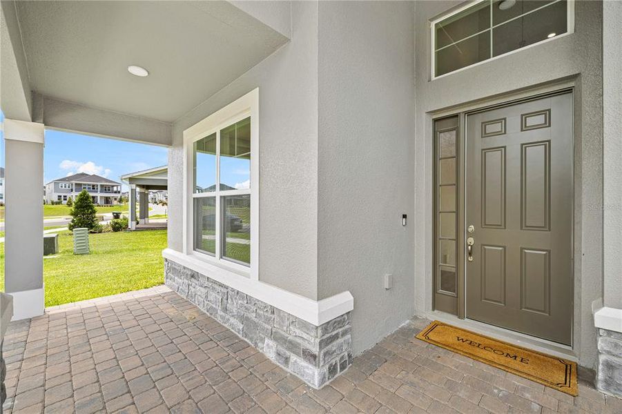 Exterior details and patio area of a home in , Winter Garden (Image 3).