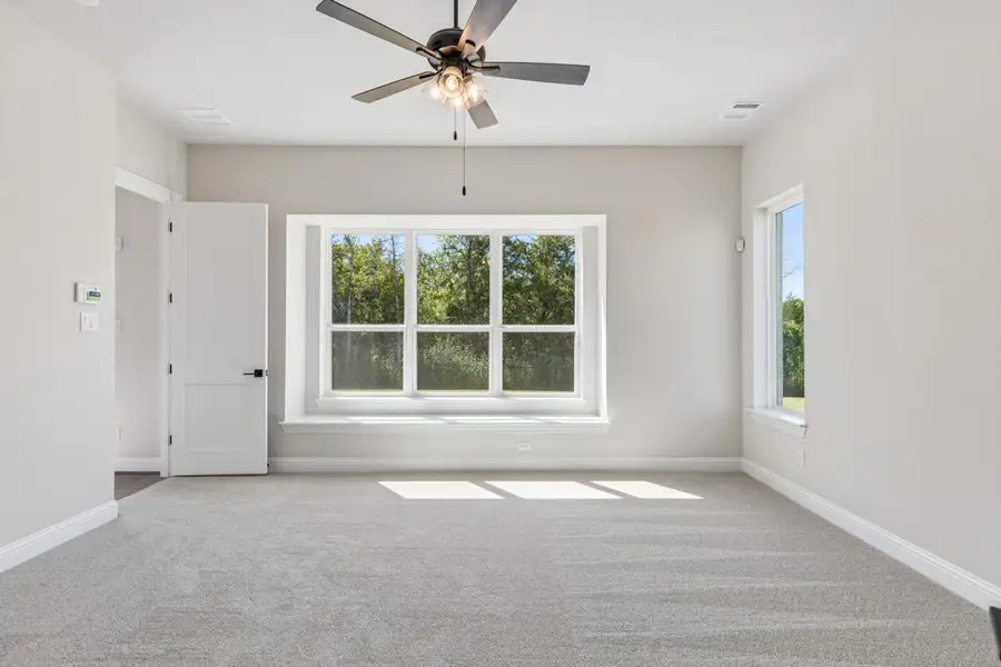 Spacious, unfurnished interior of a new home in Heath Golf & Yacht Club, Heath (Image 17).