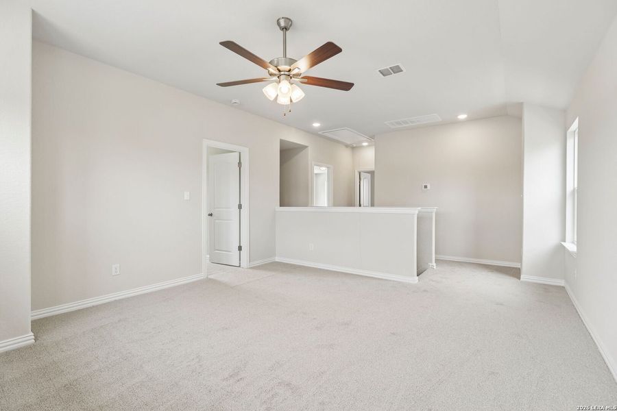 Spacious, unfurnished interior of a new home in Casinas at Gruene, New Braunfels (Image 10).