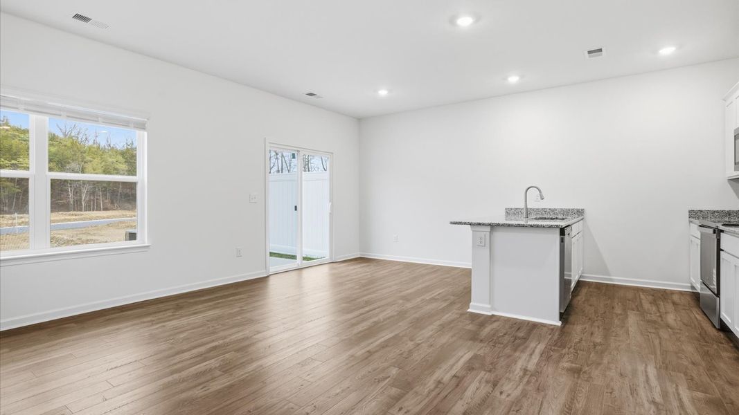 Spacious, unfurnished interior of a new home in Cherokee Crossing, Kodak (Image 9).