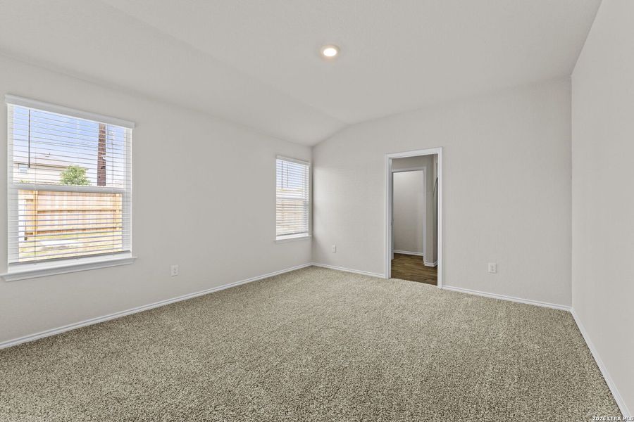Spacious, unfurnished interior of a new home in Laurel Vistas, San Antonio (Image 11).