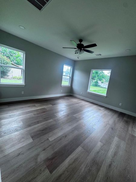 Spacious, unfurnished interior of a new home in , Bay City (Image 15).