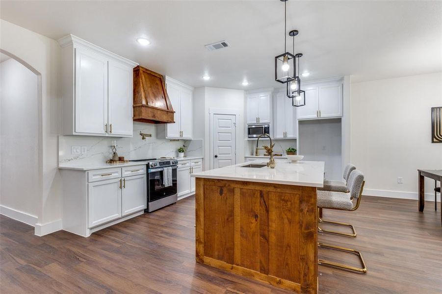 Furnished interior view inside a new home in , Fort Worth (Image 8).