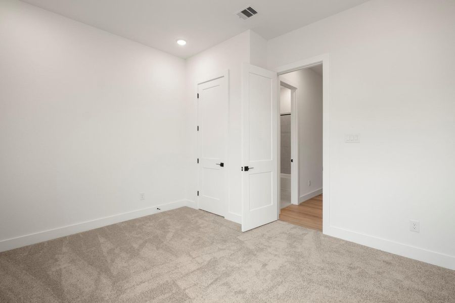 Spacious, unfurnished interior of a new home in Magnolia Bend, Rosharon (Image 24).