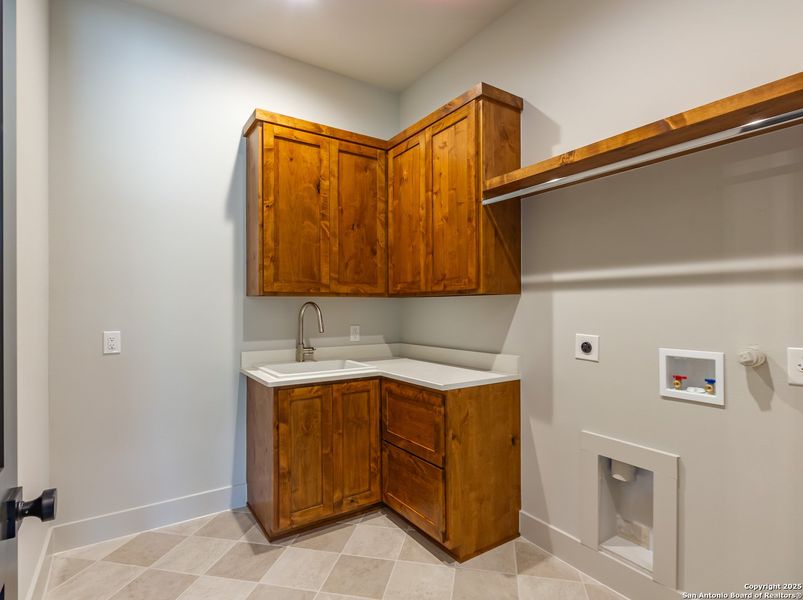 Furnished interior view inside a new home in , La Vernia (Image 10).