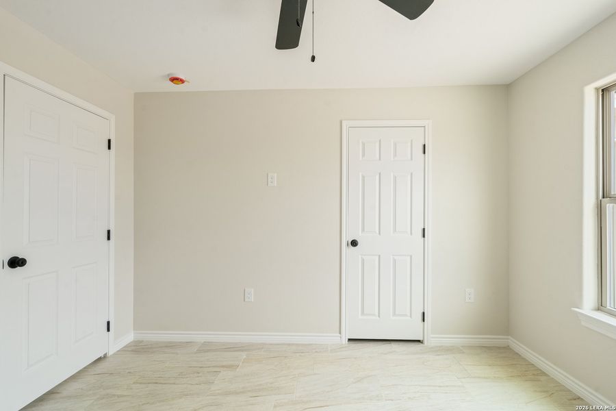 Spacious, unfurnished interior of a new home in , Del Rio (Image 14).