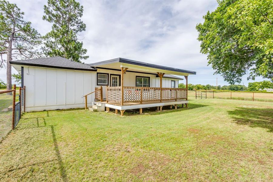 Exterior details and patio area of a home in , Mineral Wells (Image 20).