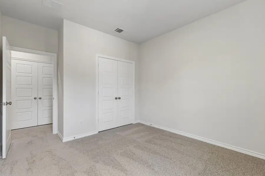 Spacious, unfurnished interior of a new home in Eagle Cove, Denton (Image 28).