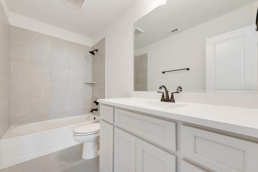 Representative interior finishes for a home built from the Grand Silverwood by Grand Homes in Grand Oaks, Celina (Image 10).