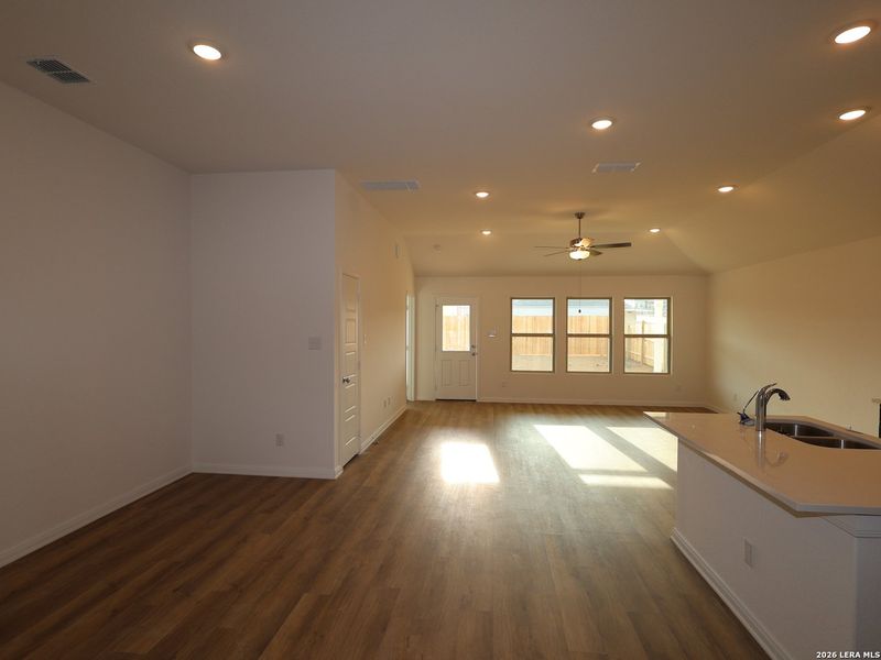 Spacious, unfurnished interior of a new home in Agave, San Antonio (Image 21).