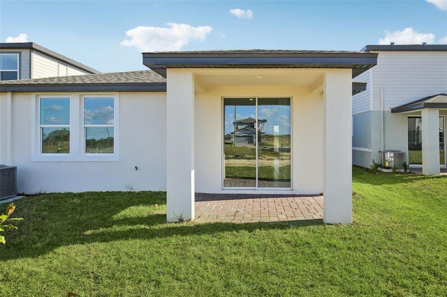 Exterior details and patio area of a home in , Lake Alfred (Image 19).